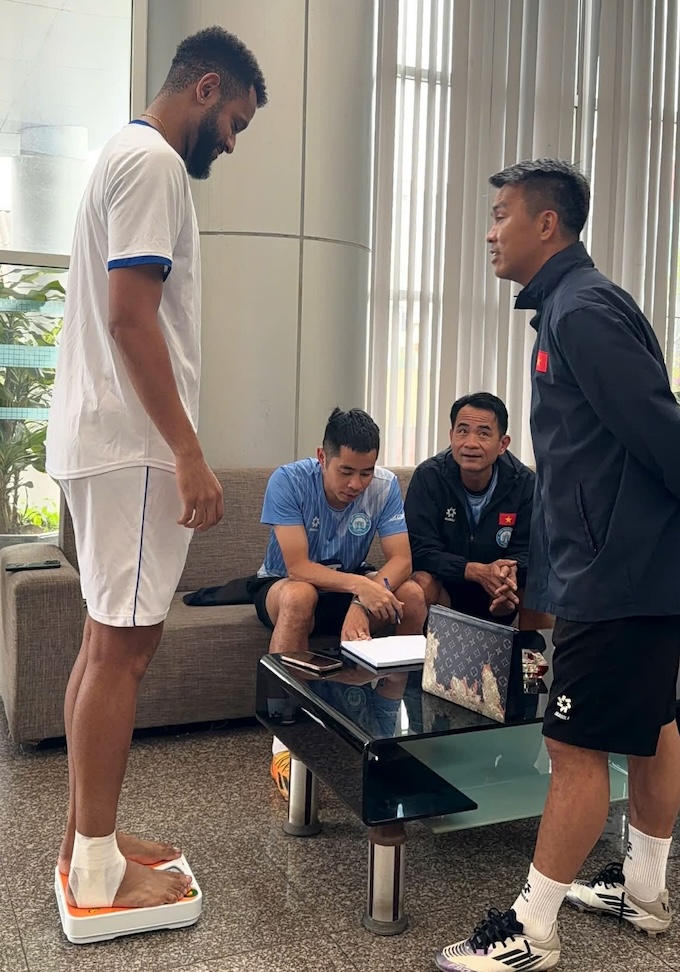 Cầu thủ Phú Thọ nếu quá 2kg sau kỳ nghỉ sẽ bị phạt 5 triệu đồng. Ảnh: Quốc Phong 