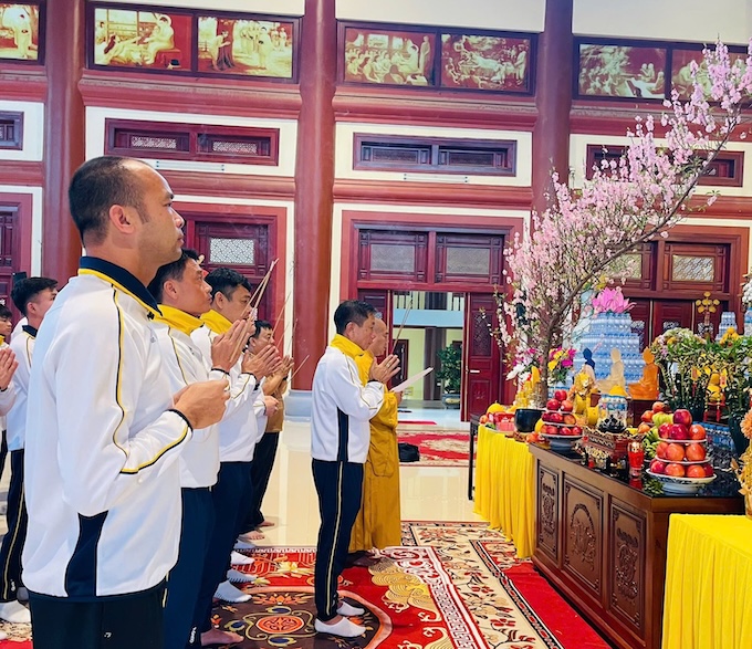 Thầy trò HLV Văn Sỹ Sơn lễ chùa đầu năm, Ảnh: CTV 