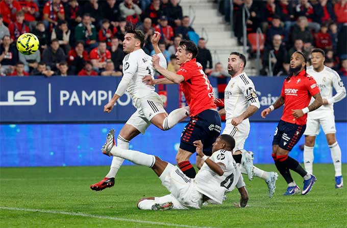 Thua Osasuna, Real nguy cơ bị mất ngôi đầu BXH