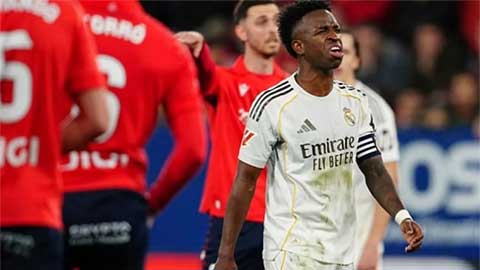 Simone Inzaghi celebrating with his Inter Milan players after beating Barcelona.