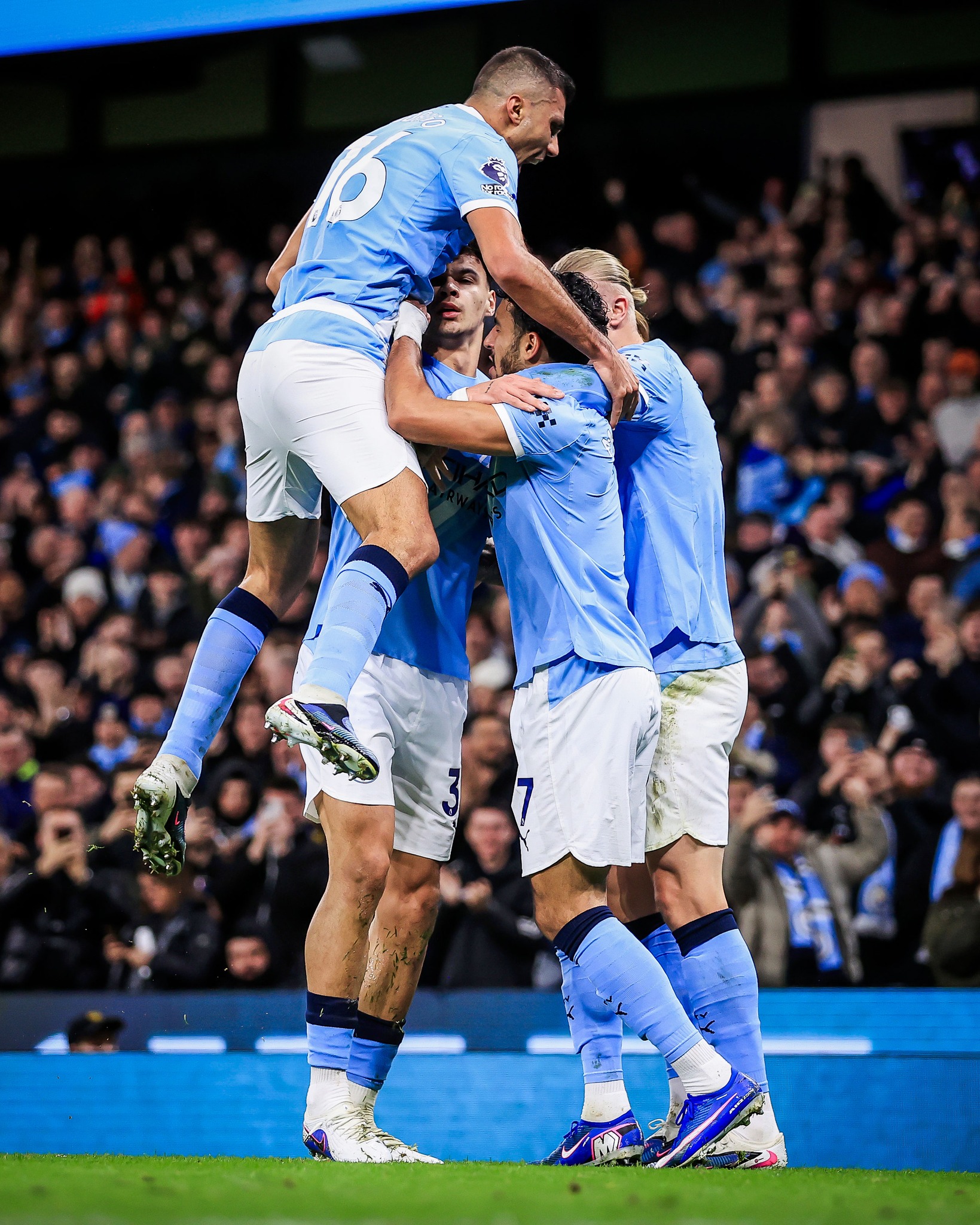 Độ tuổi trung bình của toàn đội Man City hiện nay là 25 tuổi, trẻ thứ tư giải đấu