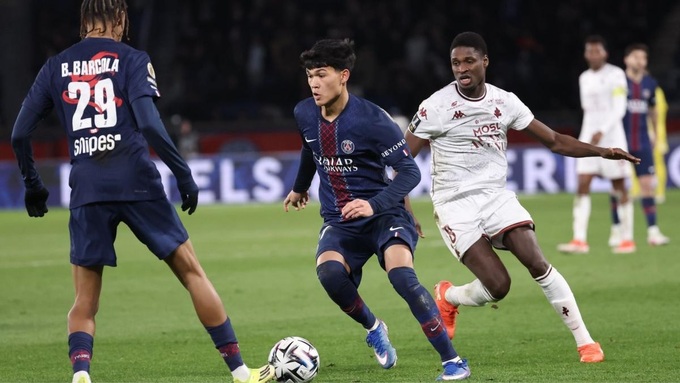 Dro Fernandez vừa có trận đấu chính đầu tiên trong màu áo PSG ở trận thắng Metz.