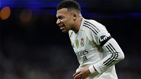 Simone Inzaghi celebrating with his Inter Milan players after beating Barcelona.