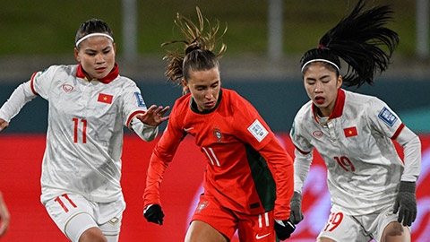 Simone Inzaghi celebrating with his Inter Milan players after beating Barcelona.