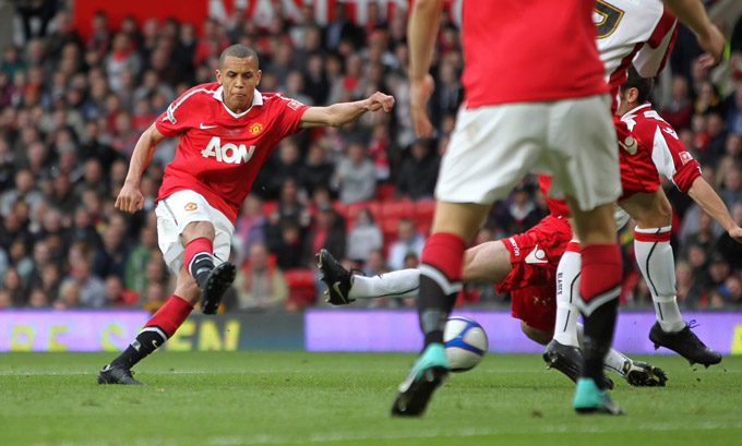 Morrison (trái) thời còn khoác áo MU