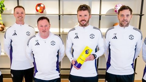 Bóc tách công lao đội ngũ đứng đằng sau Michael Carrick ở MU!