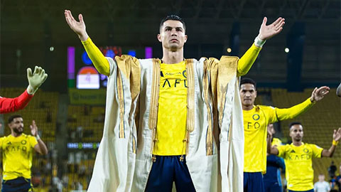 Simone Inzaghi celebrating with his Inter Milan players after beating Barcelona.
