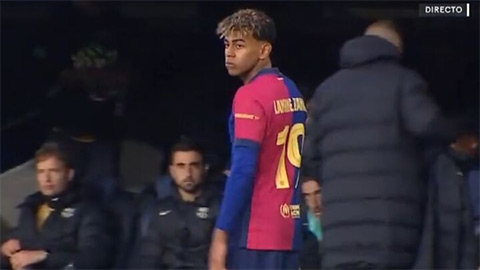 Simone Inzaghi celebrating with his Inter Milan players after beating Barcelona.