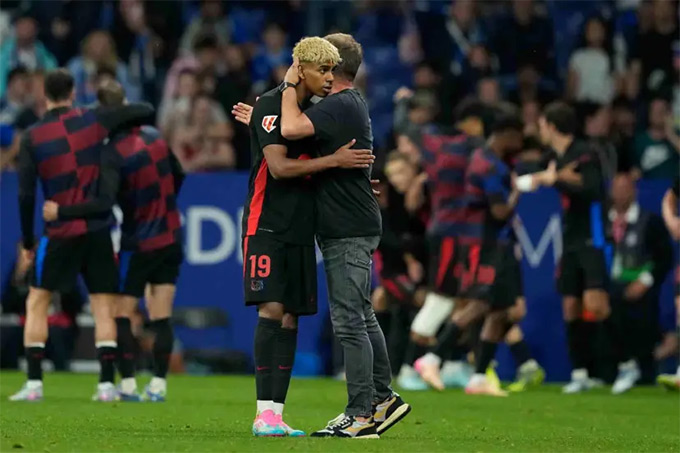 HLV Hansi Flick liên tục bảo vệ Yamal