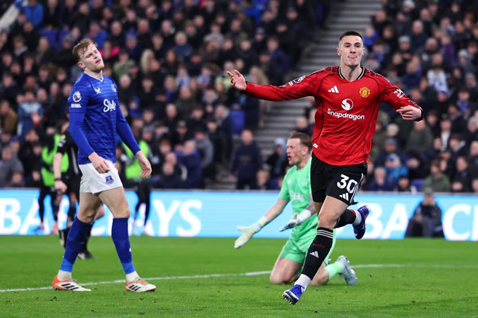 Sesko vào sân và ghi bàn từ ghế dự bị