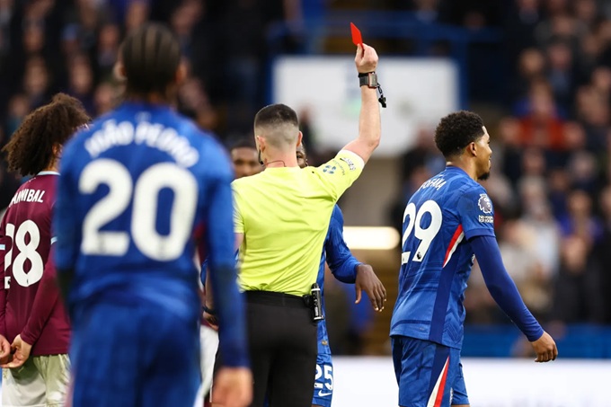 Chelsea sắp lập kỷ lục về thẻ đỏ