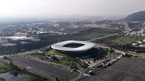 Simone Inzaghi celebrating with his Inter Milan players after beating Barcelona.
