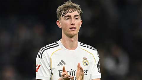 Simone Inzaghi celebrating with his Inter Milan players after beating Barcelona.