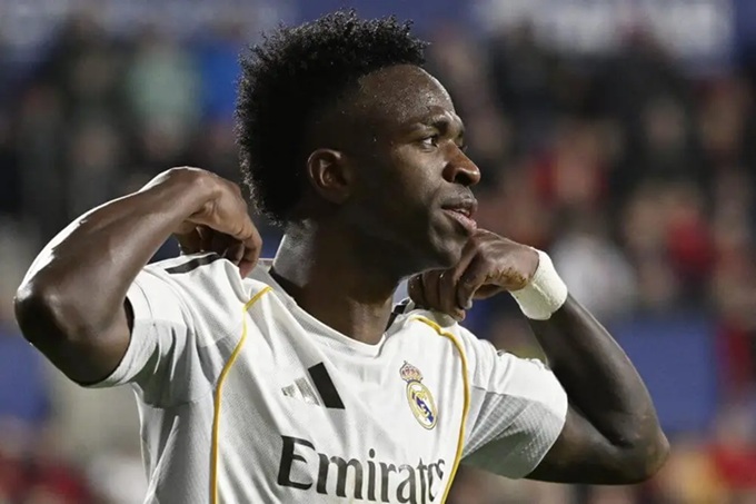 Việc Vinicius phải "làm tất ăn cả" cho thấy vấn đề cấu trúc trên hàng công Real Madrid