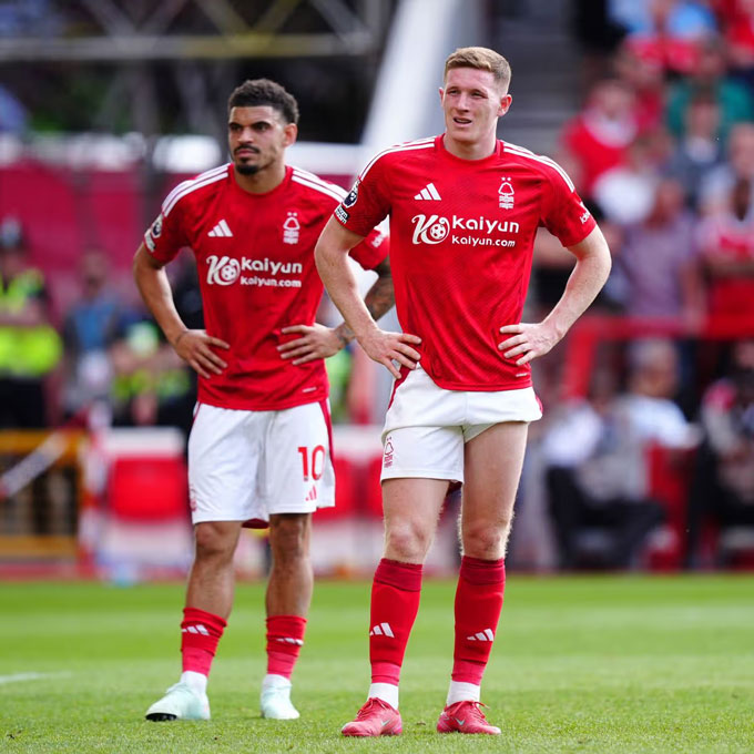 Elliot Anderson (phải) và Morgan Gibbs-White