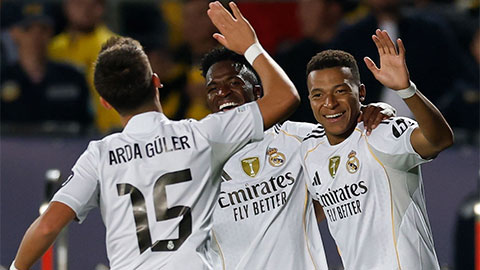 Simone Inzaghi celebrating with his Inter Milan players after beating Barcelona.