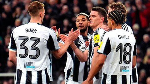 Simone Inzaghi celebrating with his Inter Milan players after beating Barcelona.
