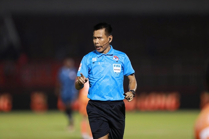 Trọng T Mongkolchai Pechsri từng nhiều lần điều hành các trận đấu ở V.League. Ảnh: Đ.C