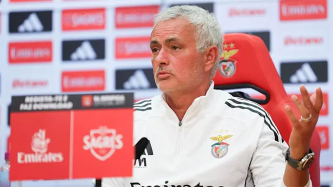 HLV Mourinho theo dõi trận đấu từ xe buýt của Benfica