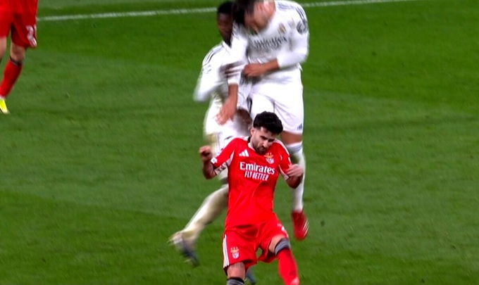 Hình ảnh tiêu biểu phản ánh sự lúng túng của hàng thủ Real Madrid