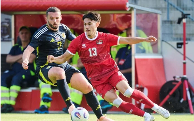 Kenny (áo đỏ) đã có 15 lần khoác áo ĐT Liechtenstein