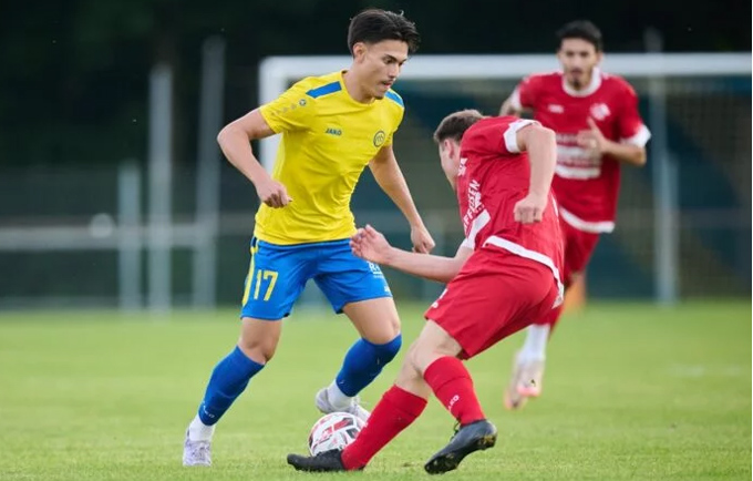 Kenny (trái) là hình mẫu cho nhiều cầu thủ trẻ gốc Việt