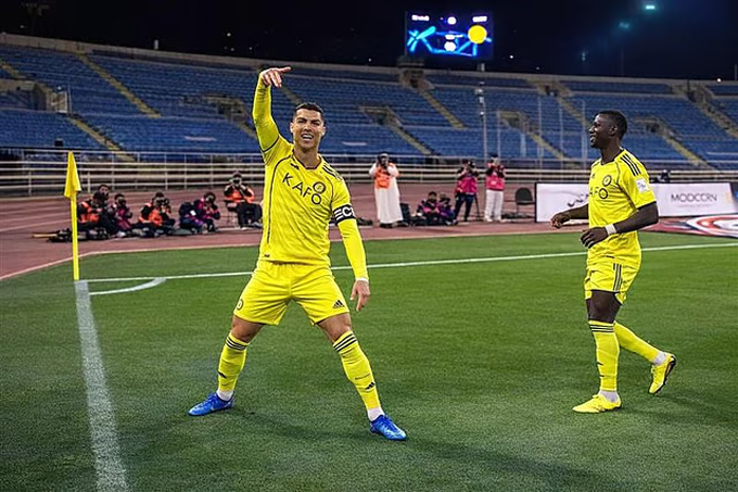 Pha ăn mừng gây chú ý của Ronaldo