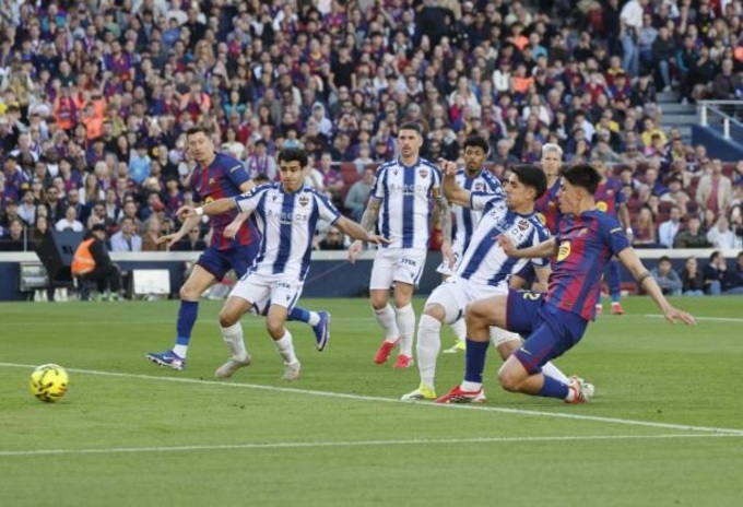 Bernal không cần chạy quá nhiều nhưng luôn có mặt đúng lúc, đúng chỗ.