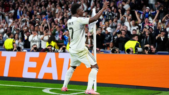 Vinicius nhảy điệu ăn mừng quen thuộc sau khi ghi bàn vào lưới Benfica trên sân Bernabeu