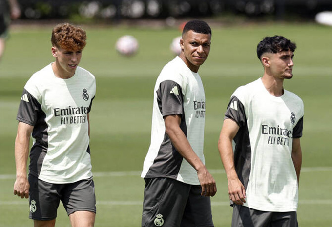 HLV Arbeloa chia sẻ Kylian Mbappe không thoải mái ở những buổi tập gần nhất