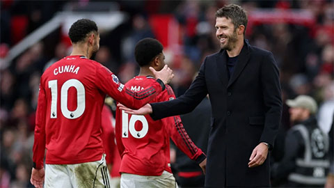 Simone Inzaghi celebrating with his Inter Milan players after beating Barcelona.