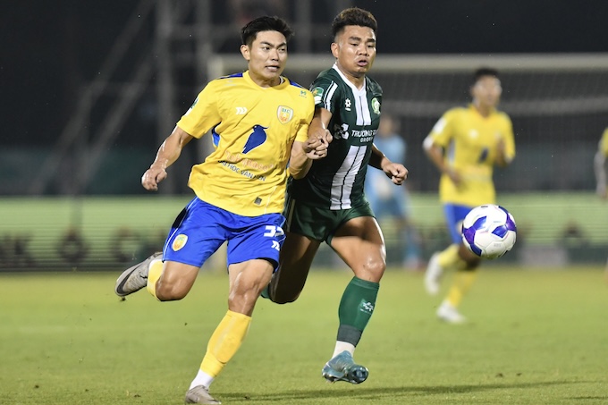 Sức ép liên tục được các cầu thủ Bình Phước (áo xanh) tạo ra cho đội khách - Ảnh: CTV