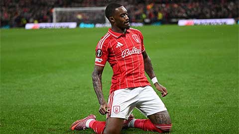 Simone Inzaghi celebrating with his Inter Milan players after beating Barcelona.