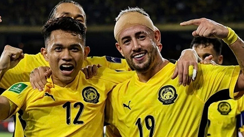 Simone Inzaghi celebrating with his Inter Milan players after beating Barcelona.