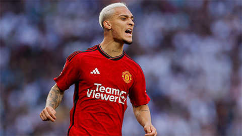 Simone Inzaghi celebrating with his Inter Milan players after beating Barcelona.