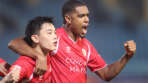 Simone Inzaghi celebrating with his Inter Milan players after beating Barcelona.