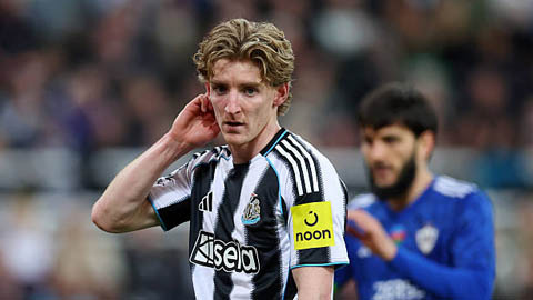 Simone Inzaghi celebrating with his Inter Milan players after beating Barcelona.