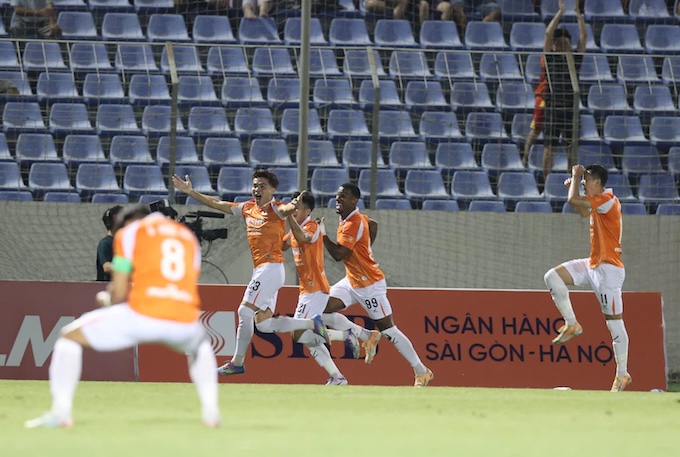 Niềm vui của cầu thủ Đà Nẵng khi có bàn mở tỷ số - Ảnh: CTV