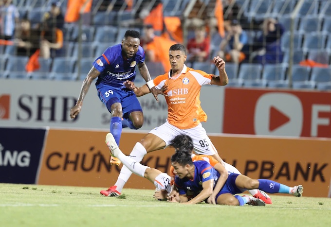 Nỗ lực đi bóng của cầu thủ Đà Nẵng trước sự truy cản của đối thủ - Ảnh: CTV