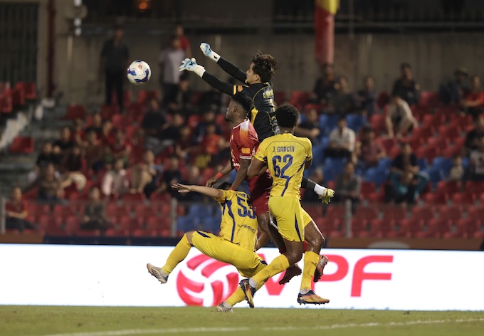 Sức ép liên tục được Hà Tĩnh tạo ra trước khung thành của thủ môn Văn Bình - Ảnh: CTV