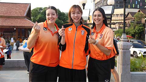 Simone Inzaghi celebrating with his Inter Milan players after beating Barcelona.