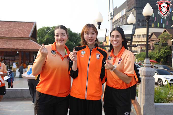 Lý Thị Luyến (giữa) sở hữu chiều cao rất ấn tượng