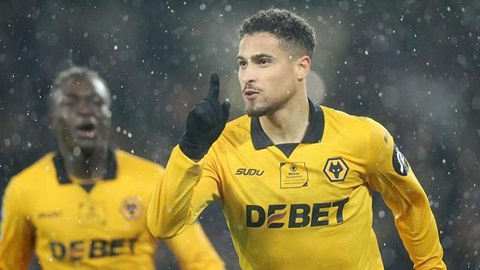 Simone Inzaghi celebrating with his Inter Milan players after beating Barcelona.