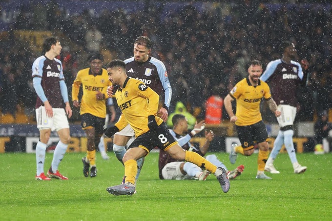 Wolves quật ngã Villa