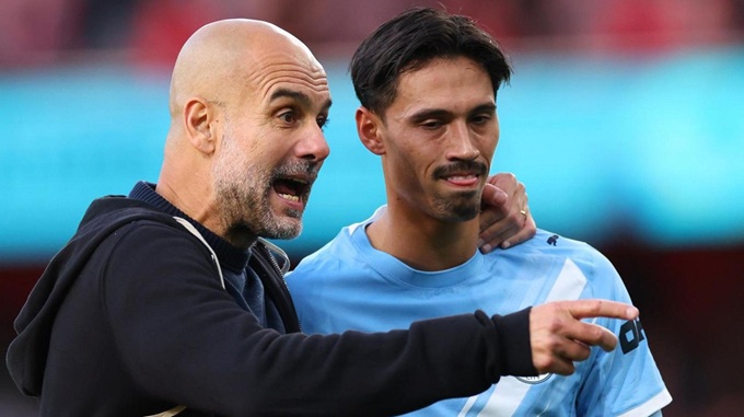 Guardiola đang chỉ đạo chiến thuật với tiền vệ Tijjani Reijnders
