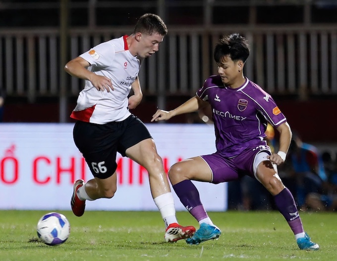 Hồ Tấn T đã chỉ huy hàng phòng ngự của Becamex TP.HCM rất ổn. Ảnh: Anh Khoa