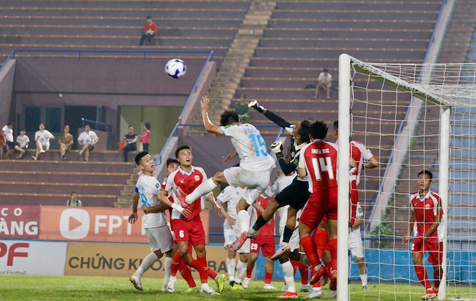 Pha tấn công của Phú Thọ trước khung thành Thanh Thắng của TP.HCM. Ảnh: CTV