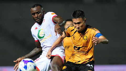 Simone Inzaghi celebrating with his Inter Milan players after beating Barcelona.