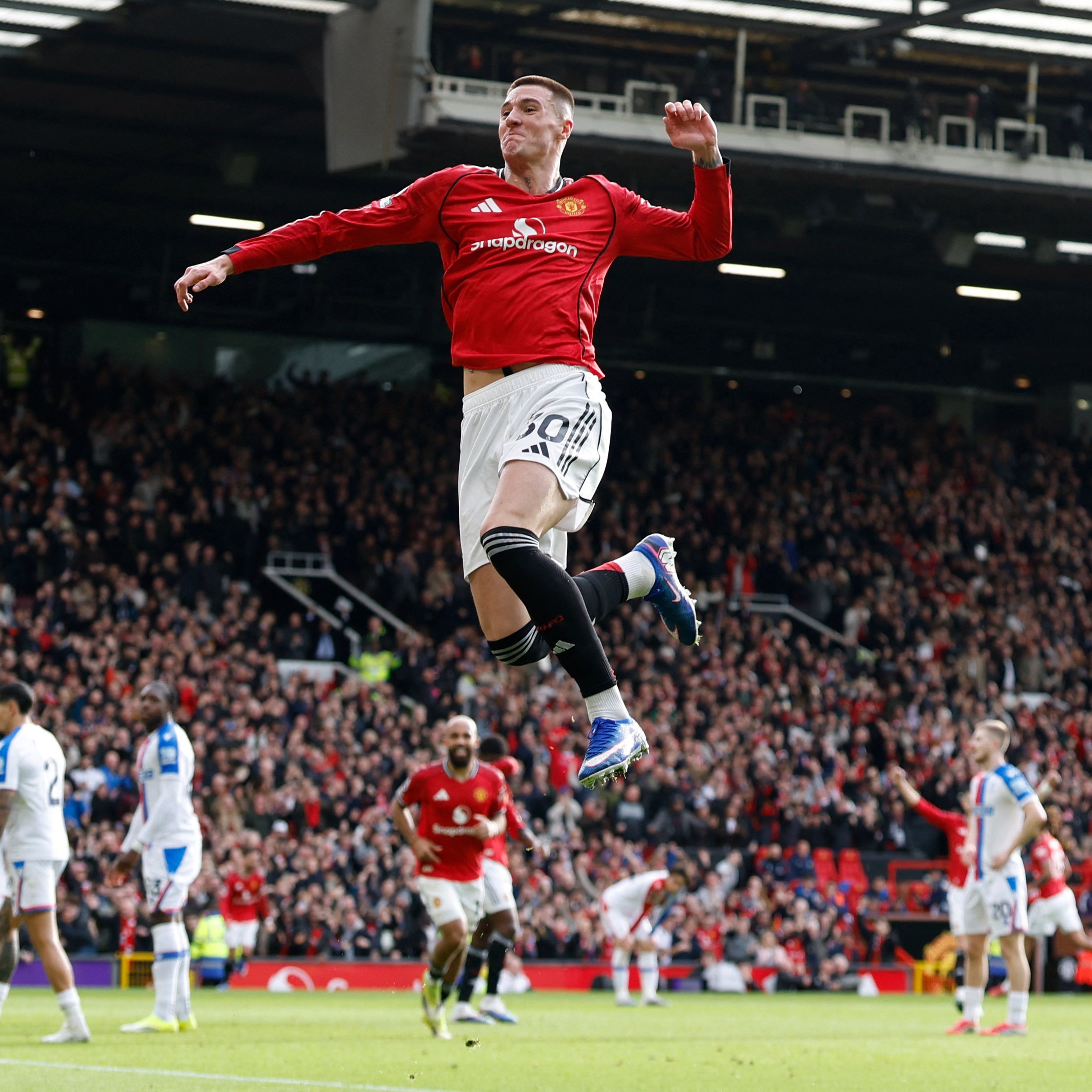 Niềm vui của Sesko sau khi ghi bàn giúp MU dẫn Palace 2-1