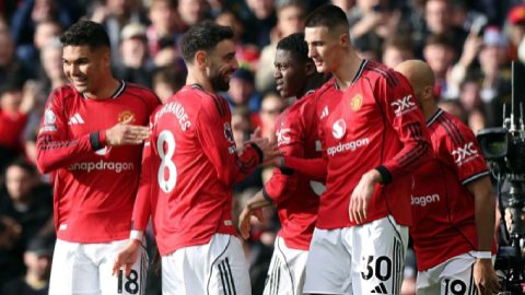 Simone Inzaghi celebrating with his Inter Milan players after beating Barcelona.
